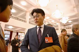 靳东上“新闻联播”！人民大会堂开会的照片被曝光，气场霸气强大图片