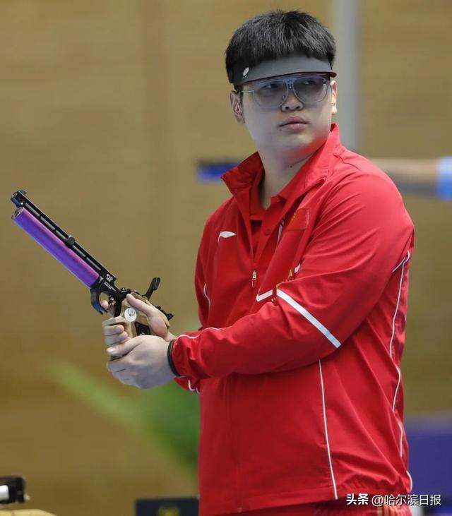 新华社评出2025年十佳运动员，孙颖莎	、陈芋汐、苏翊鸣、覃海洋等入选！