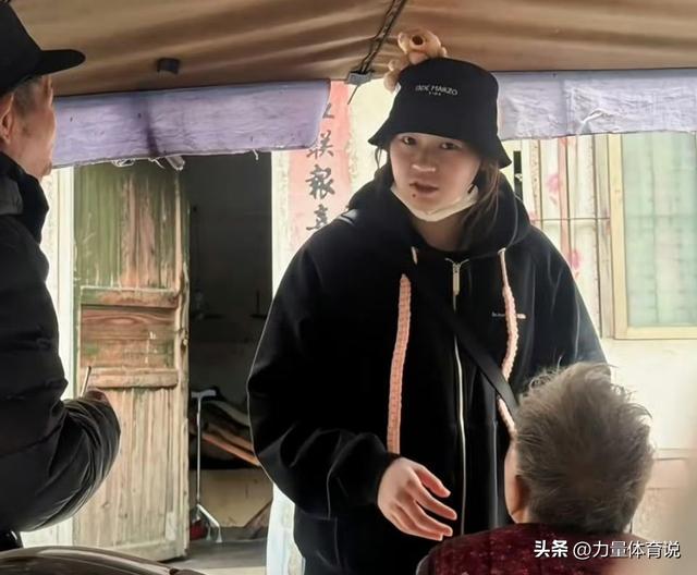 全运会结束后，全红婵低调返乡探亲，没想到还是被拍照围观