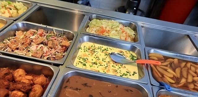 北京下死命令了：在2027年底前，所有中小学必须告别“校外配餐”