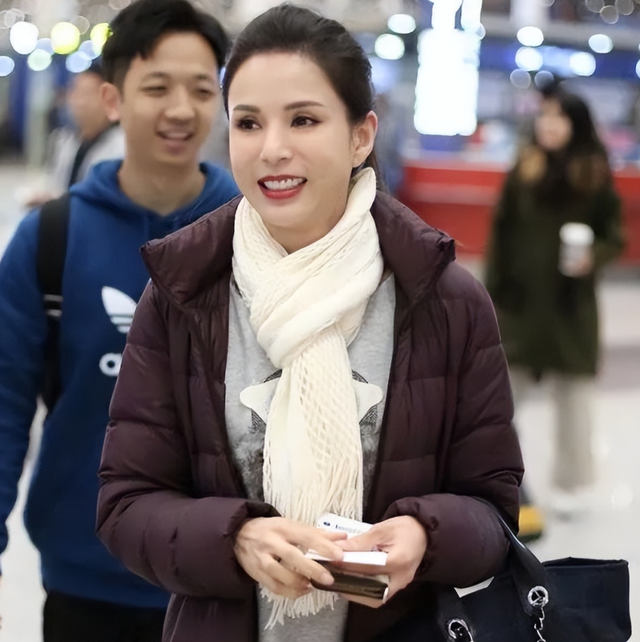 被老头“白嫖”10年，还倒贴上亿，59岁不婚不育的李若彤，后悔吗