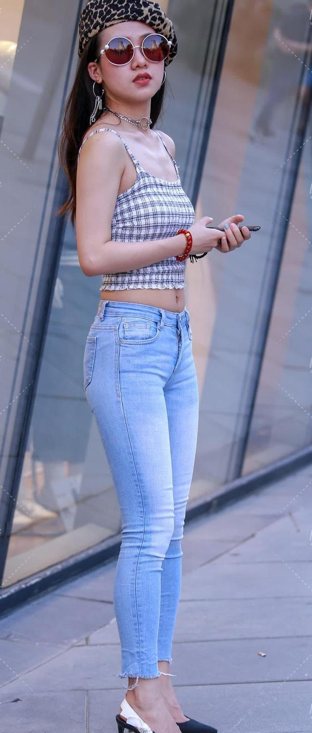 浅蓝色小脚牛仔裤这么搭，复古帅气两不误，秒变街头焦点！