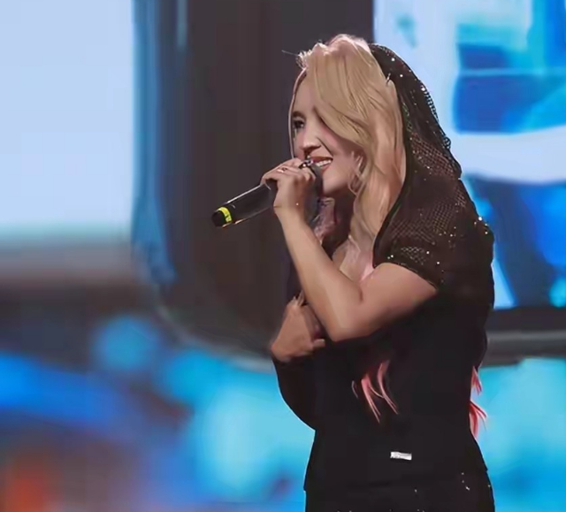 39岁何洁不忍直视，腋下勒出副乳肚子三层肉，要养4个娃操劳疲惫