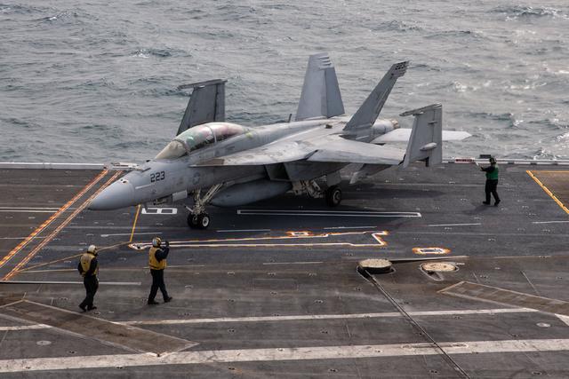 美军南海双机坠海真相来了？秀肌肉变“现眼记”，霸权疲态尽显