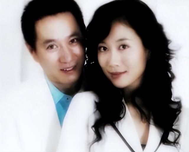 55岁姚刚现状：一生无妻无子，买千万豪宅一个人住，发福后更帅了