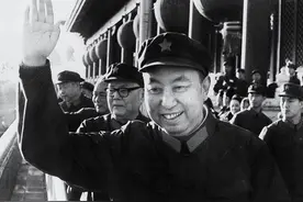 1976年，一个领导人的崛起和国家命运的转折点！图片