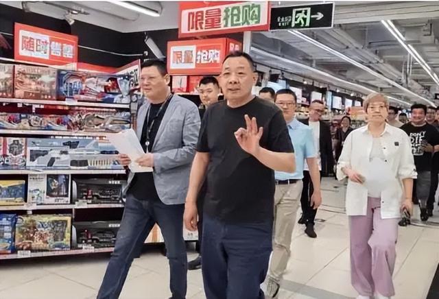 人民日报下场“点名”，于东来成镜子，雷军的直觉再一次被验证