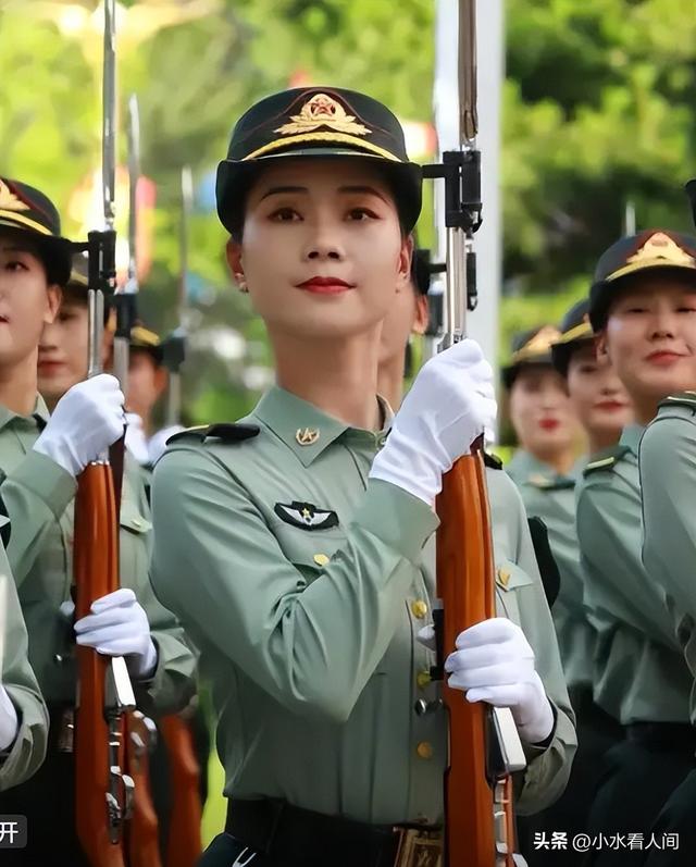 女民兵李思颖太牛了，刚阅兵结束就官宣新身份，全网恭喜，不简单