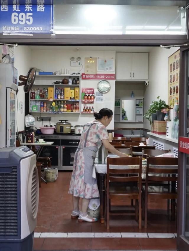 乌鲁木齐的劳动街，是由小炒、烧烤和夏夜晚风组成的