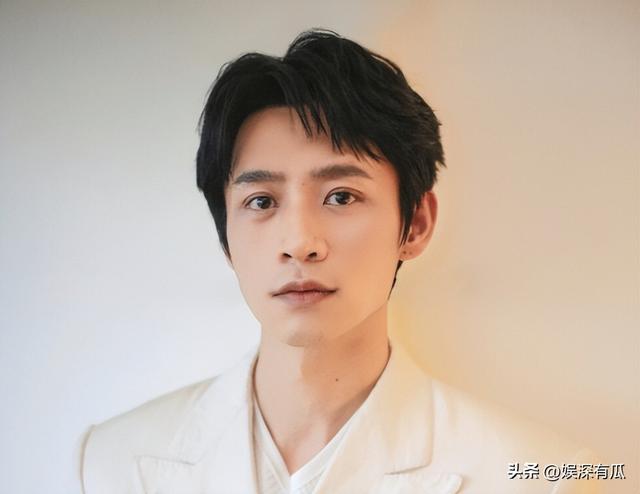 原来他们是夫妻，被《沉默的荣耀》于和伟带火，妻子漂亮孩子两岁