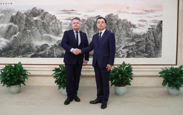 谈妥了，中乌代表在京握手，泽连斯基对华示好	，中方要拔1根毒针