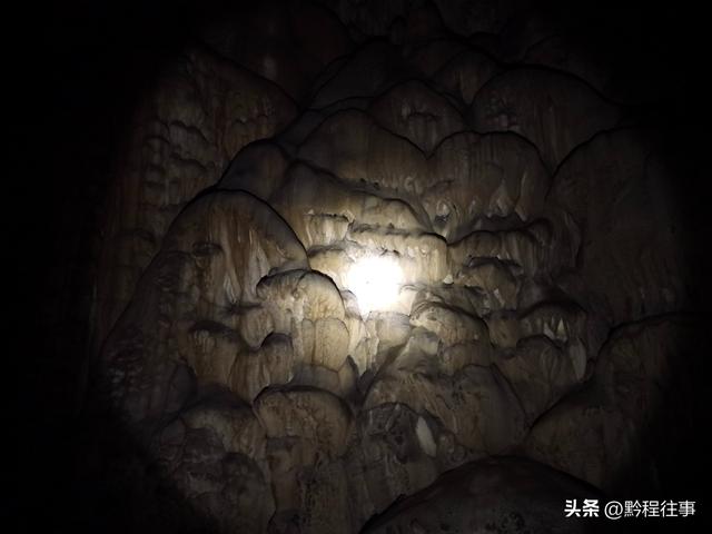 偏远乡野中寻找一个古寺遗址，探险一个深邃溶洞