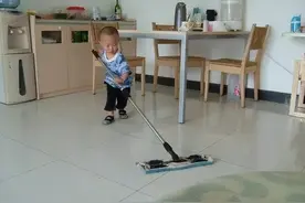 拖地后有“水渍”？水里加点“料”，地板光亮如新！跟水渍说拜拜图片