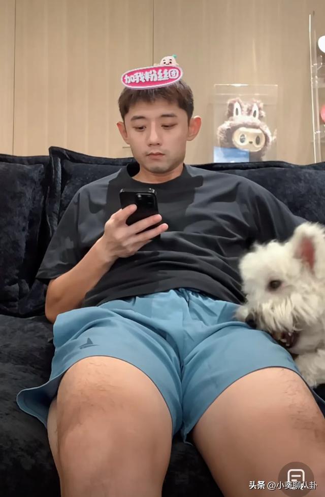 张继科直播居然这个姿势？被网友群嘲，粉丝反驳是不是管太多了？