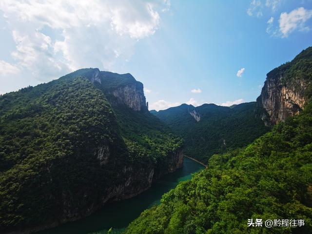 一个洞内烟云氤氲的躲匪洞，一个白练如幕的暗河瀑布