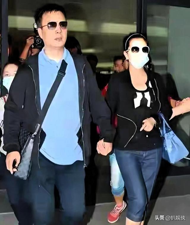 被封4年	，赵薇做梦也没想到，如今56岁哥哥竟成了自己的“撑腰”