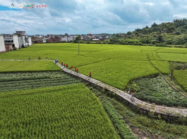 近1500人在韶关南雄“重走长征路”