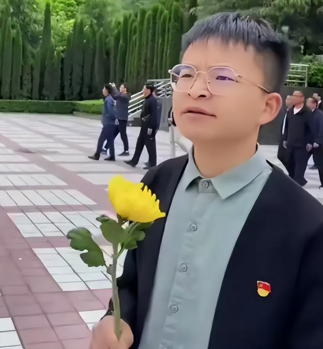被姚明抱着上奥运的抗震小英雄，曾发誓考上清华，16年后成了这样
