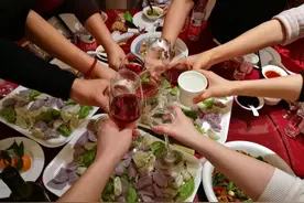 在同学聚会上，3种话说得越多，越会被人看不起，特别是最后一种图片