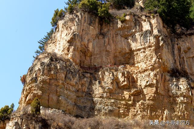 山西宁武石门悬棺：万仞崖龛藏古柩、千年石棺映翠岚