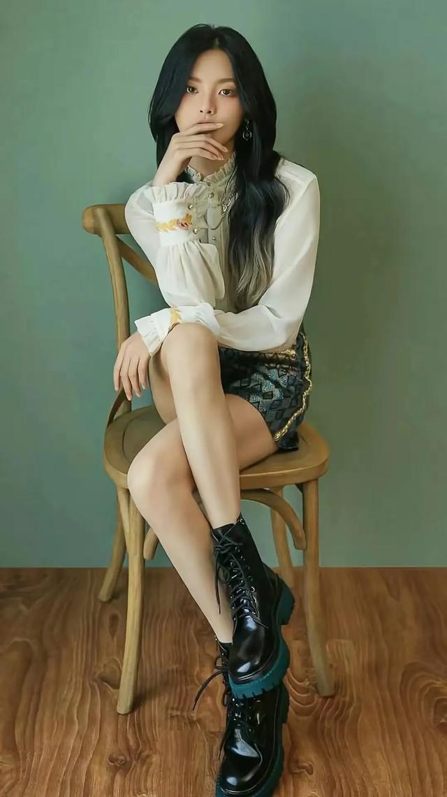 杨超越：美的也太别致了吧！忍不住多看几眼：写真欣赏