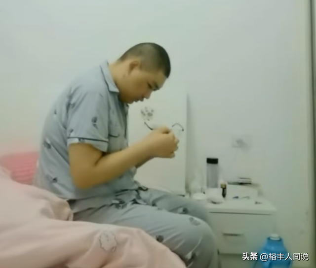 河南大学生王梦麒去世，年仅24岁，爸爸出轨患脑出血，妈妈不离弃