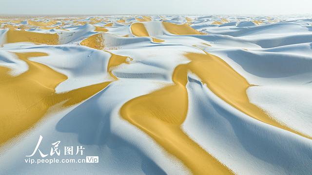 新疆尉犁：塔克拉玛干沙漠雪景如画