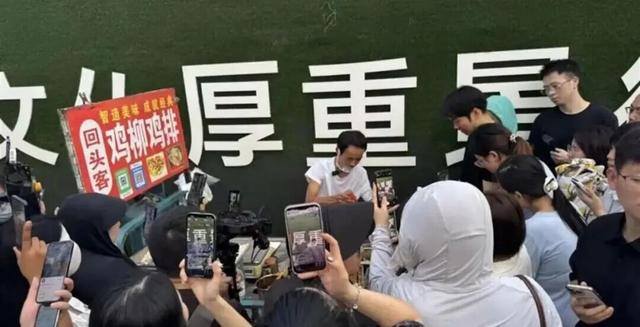 绿维文旅：从“鸡排哥”看城市文旅新玩法