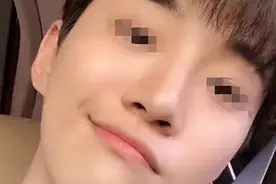 男子自述：国外求学期间，借住在妈妈漂亮闺蜜家，对我很照顾图片
