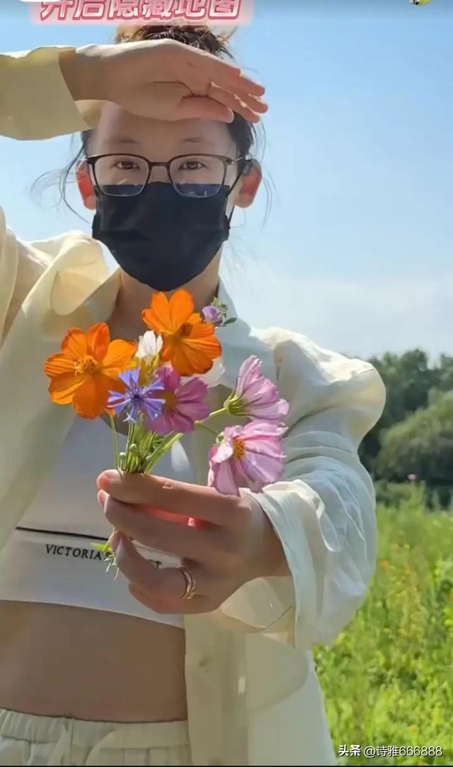 郑恺和苗苗暑假带儿女去阿那亚旅游，一家人幸福感都溢出屏幕了！