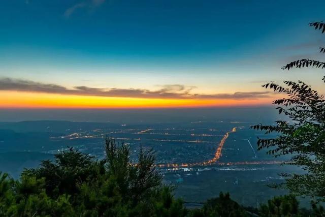 别再刷崛围山红叶图了！亲自去触摸红林间的千年时光，才够劲