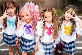 日本12岁童模与10岁男友上恋综月入百万？网友骂：父母为钱不做人图片