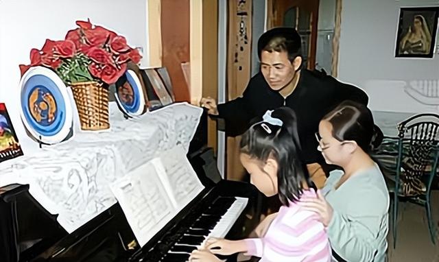 因相亲一见钟情，从此便相濡以沫，聂海胜和妻子婚姻才叫不离不弃