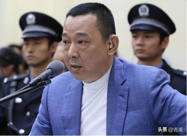 最牛黑老大！与12名女星有染，一顿饭上百万，被捕时：谁敢治我罪