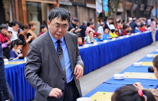 聂卫平告别仪式：大儿子手捧遗像，3个子女都到齐	，众人含泪悼念