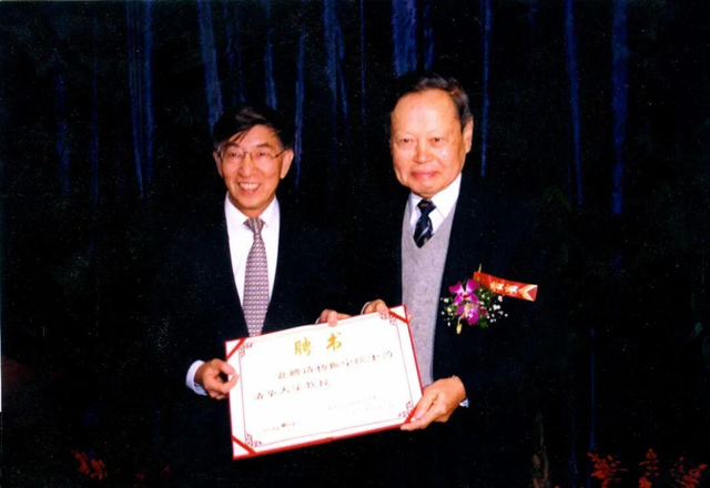 悼念杨振宁：世纪科学巨擘的归根之路