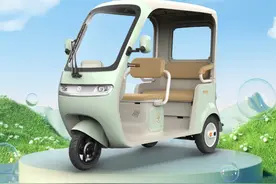雅迪、新日发布新一代电动三轮车，支持陡坡缓降，一边跑一边充电图片