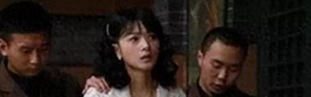 17岁女囚被送进监狱，狱长得意洋洋解开衣扣，三天后他磕头不止