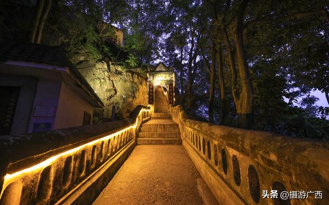 九月九重阳日，登武鸣起凤山记