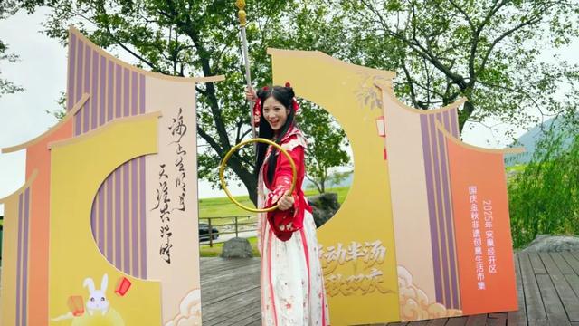 国庆首日，所见之处皆是幸福！半汤泉栖谷唱响《我和我的祖国》