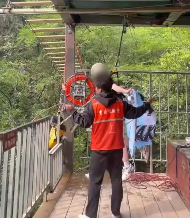 瀑布秋千背后的死角：开关提前松开，工作人员不懂应急救援