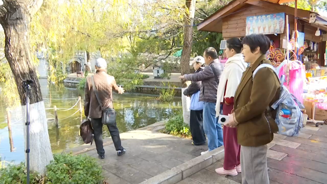 10人路过，9人停下猜！翠湖里的这些桶在干嘛？