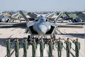 1.78万亿，中国2025军费出炉，够买220艘055，对美差距大幅缩小？图片