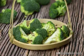 西兰花、豆芽嘌呤高比肉还危险？高尿酸痛风不能吃？真相来了图片