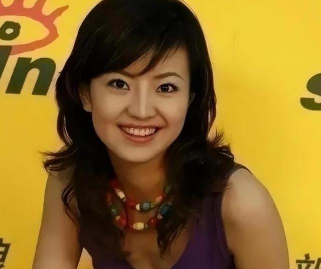 和撒贝宁同居四年，却转身和富豪在一起，没想到如今却沦落至此
