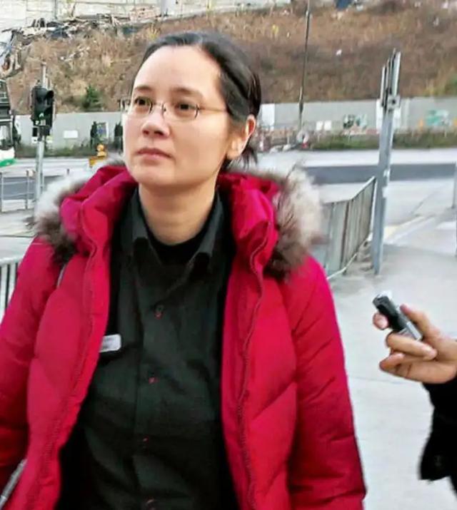 她，认干爹，拍风月片，被导演霸王硬上弓，靠山去世后沦为清洁工