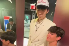 中选后杨瀚森被小球迷包围求合影，穿西装拍定妆照，本人发文：我的征程才刚开始！中国篮协祝贺图片