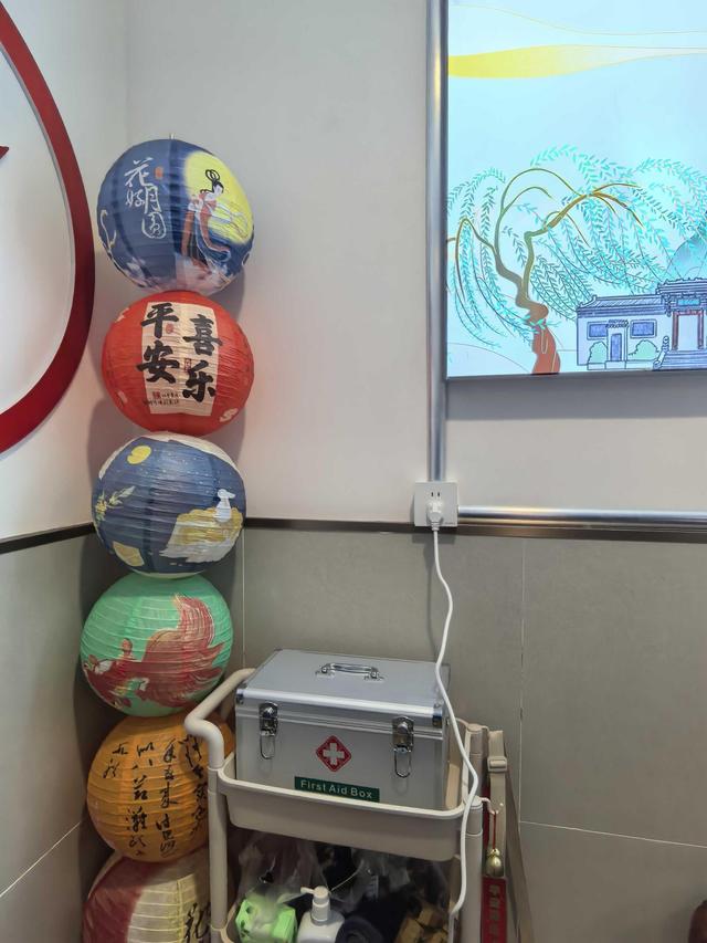 青春十一 文旅共赏丨雨润古街暖 服务沁人心——邯郸道暖心驿站守护游客出行路