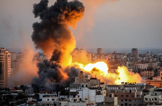 特朗普已连炸7国，美防长逼中国往后退	，102架次美军机分批进南海