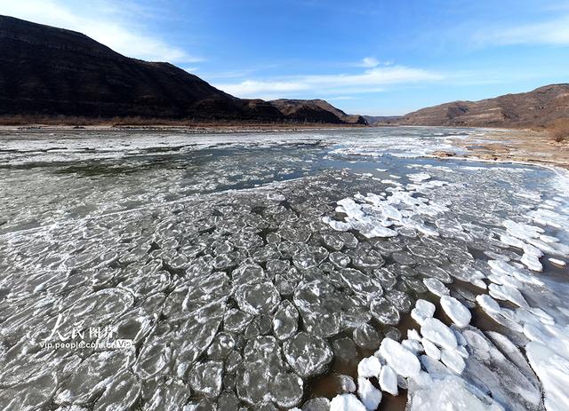 山西吉县：壶口瀑布现流凌封河景观